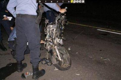 En moto choc� contra una pick up y luego lo atropell� un �mnibus