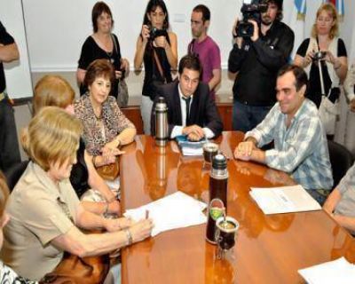 El gobierno y los docentes firmaron las paritarias de condiciones laborales