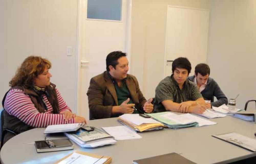 Sin grandes avances, se trat� el expediente por el arrendamiento de tierras en el Aer�dromo