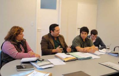 Sin grandes avances, se trat� el expediente por el arrendamiento de tierras en el Aer�dromo