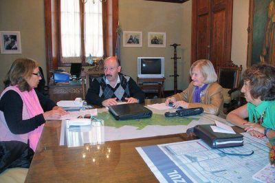 El Intendente se reuni� con miembros de la Alianza Francesa