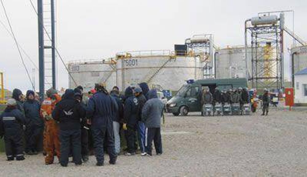 Los petroleros levantaron el paro y consiguieron un bono fijo de $4.000