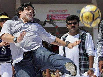 Maradona, el rey del f�tbol, cumple 52 a�os