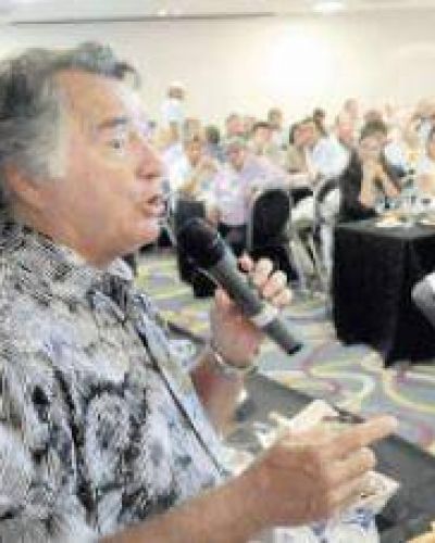 Barrionuevo apoya el paro, a caceroleros y le gusta Lanata