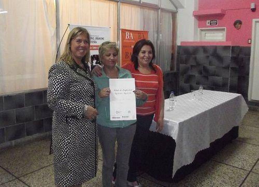 Treinta y dos familias de Vicente L�pez tienen su escritura social