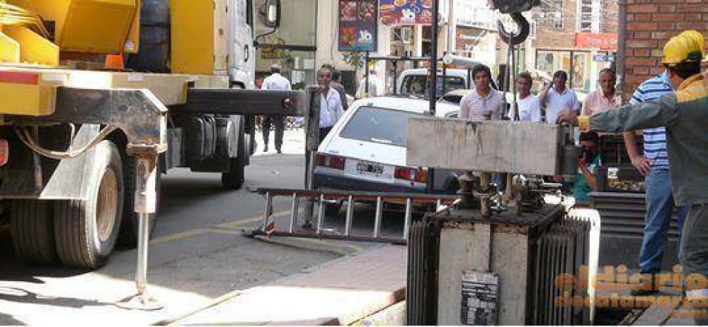 Cambian un transformador para restablecer la energ�a en el microcentro