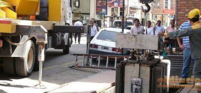 Cambian un transformador para restablecer la energ�a en el microcentro