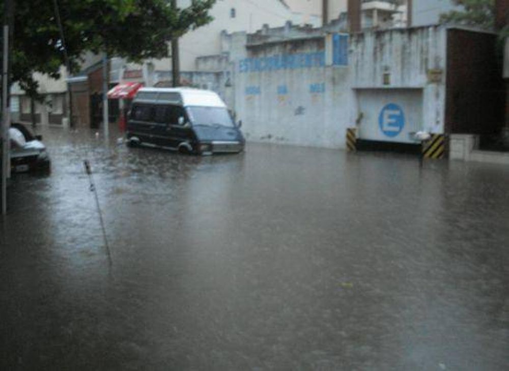 VECINOS INDIGNADOS POR LAS INUNDACIONES