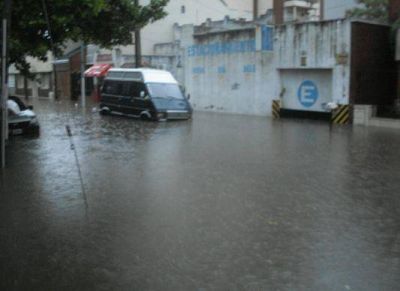 VECINOS INDIGNADOS POR LAS INUNDACIONES