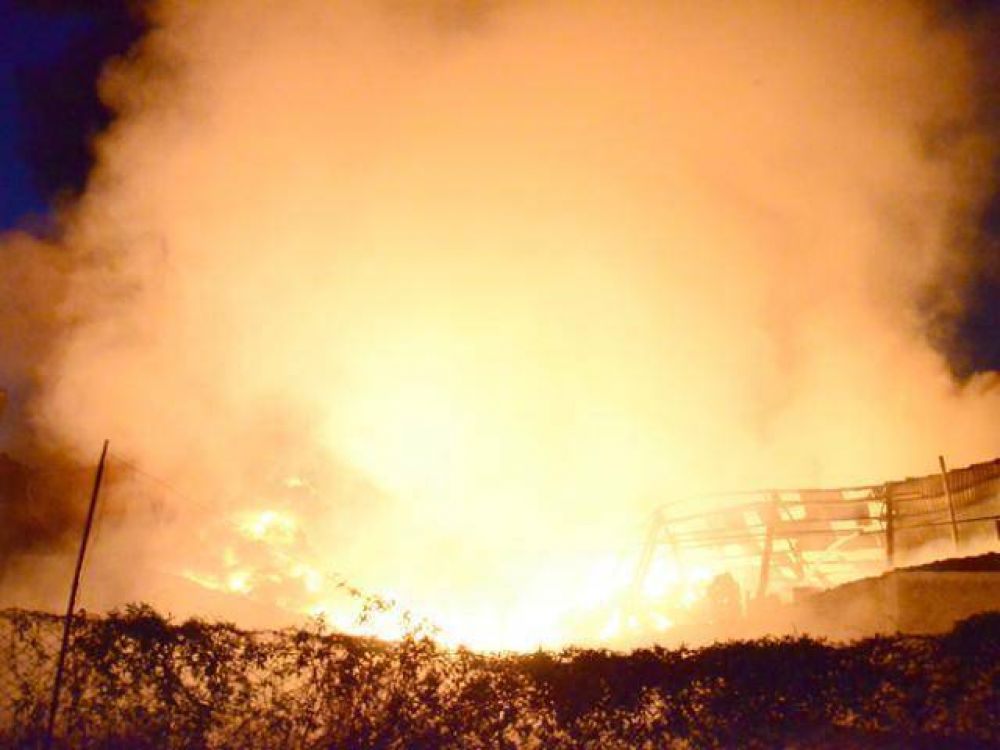 Voraz incendio en la f�brica Cattorini