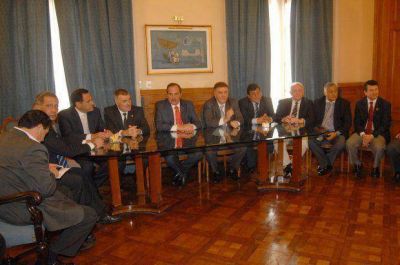 Alperovich se reuni� con los intendentes de la provincia 	