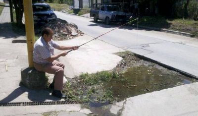 Un tafice�o se puso a "pescar" en un bache del pavimento