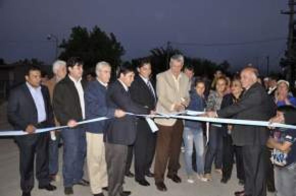 Obras de pavimentaci�n e iluminaci�n fueron inauguradas por el Gobernador