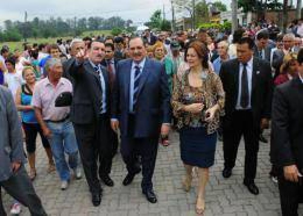 Un cr�dito por U$S 2 millones domina la pelea entre el Gobierno y la Bancaria