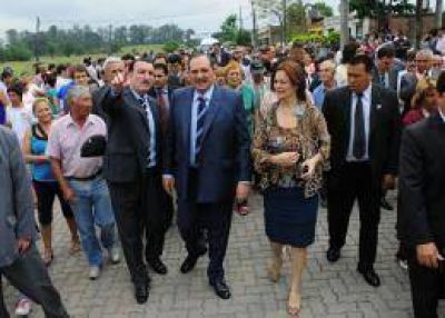 Un cr�dito por U$S 2 millones domina la pelea entre el Gobierno y la Bancaria