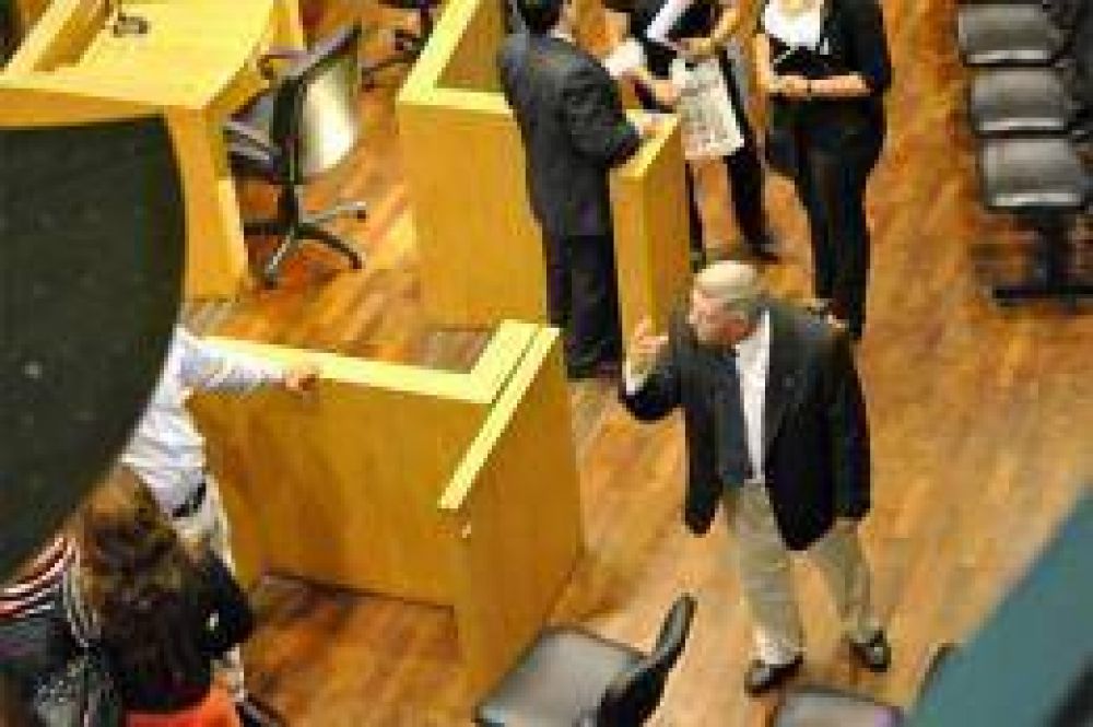 No lo dejaron hablar y Avignone estall� de furia