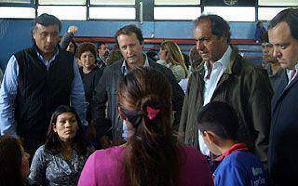  LOMAS DE ZAMORA: Scioli visit� a los evacuados de Lomas