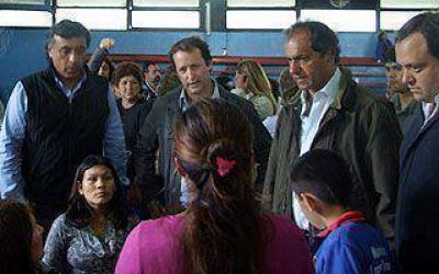 LOMAS DE ZAMORA: Scioli visit� a los evacuados de Lomas