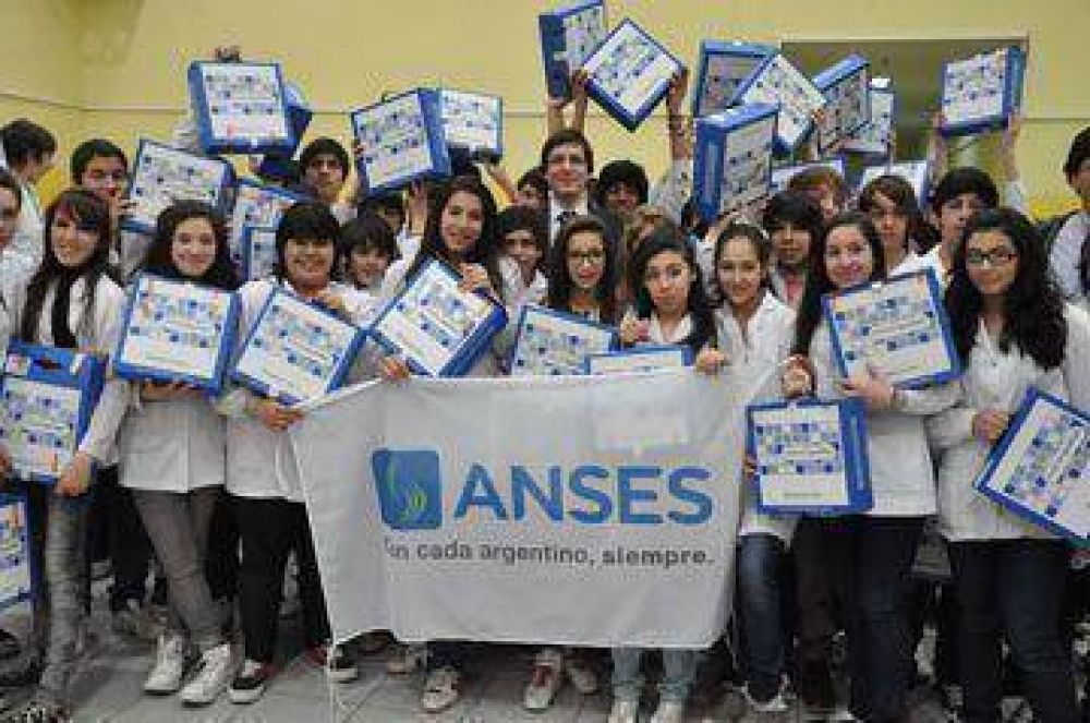 Alumnos y docentes de EGB N� 78 recibieron sus netbooks