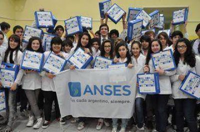 Alumnos y docentes de EGB N� 78 recibieron sus netbooks