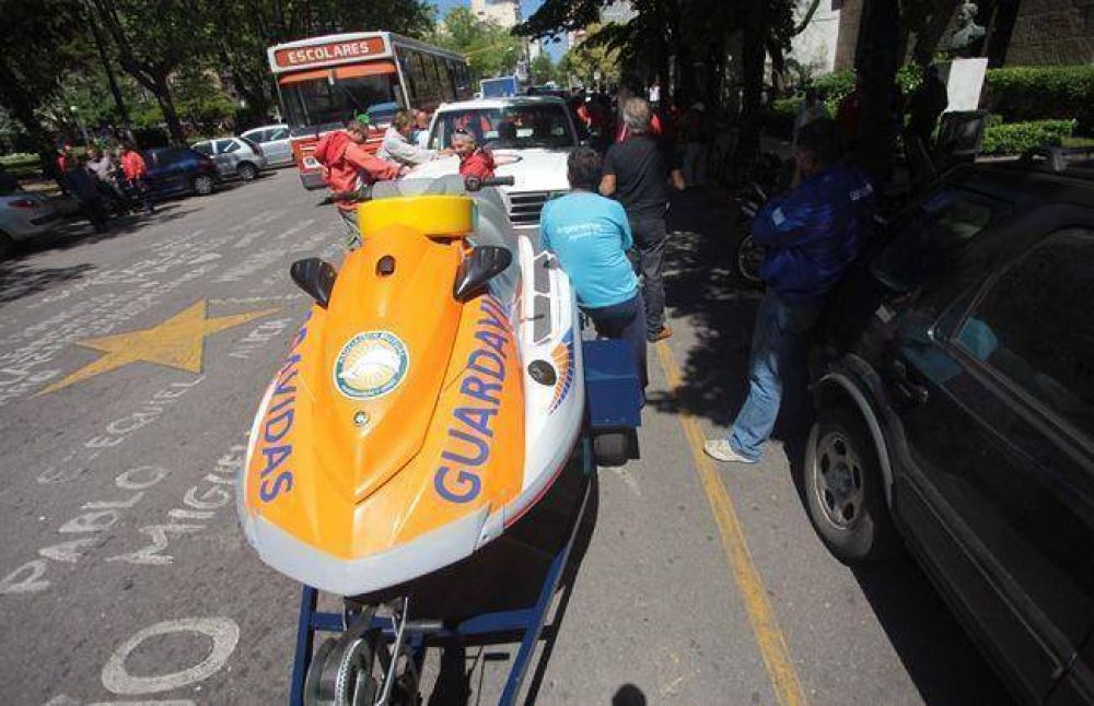 Los guardavidas llevaron sus equipos de rescate hasta la puerta del Municipio