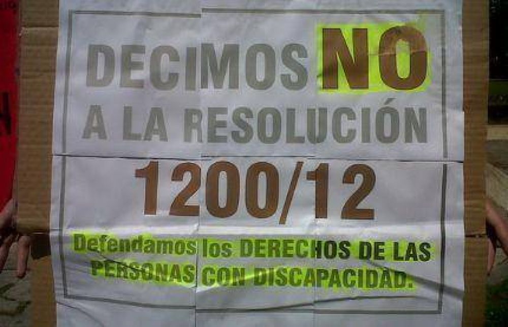 Padres de ni�os discapacitados rechazan la resoluci�n que pone restricciones a reintegros o terapias