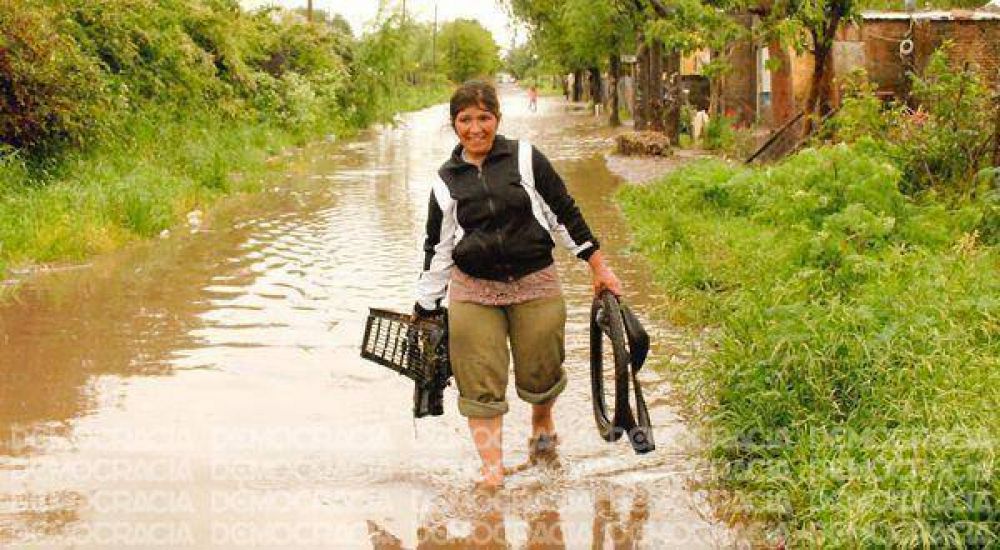 Hubo varios barrios inundados y en un sector los vecinos cortaron la ruta