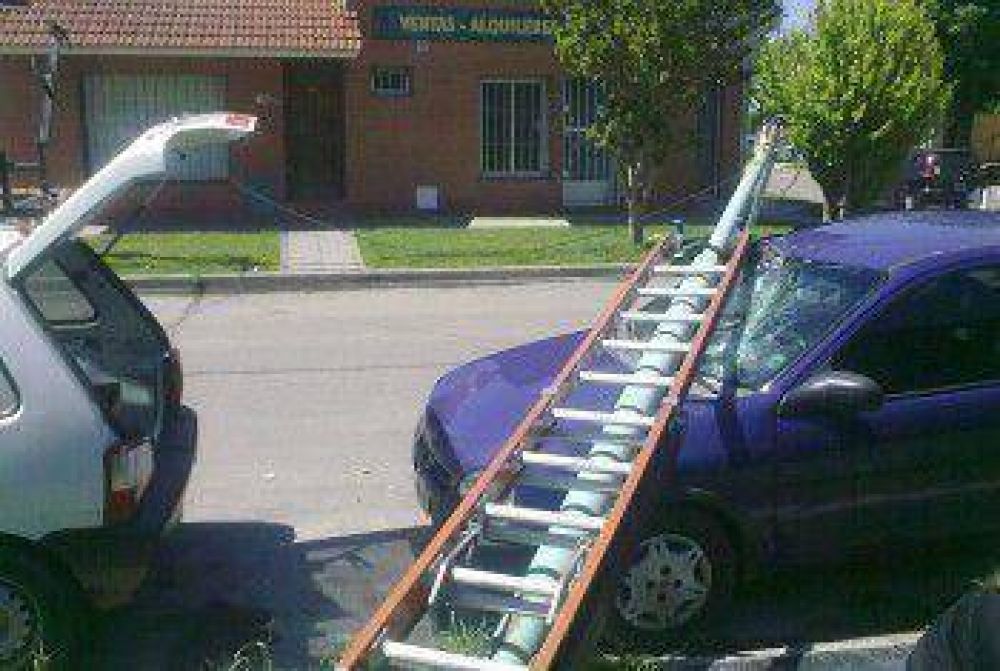 Cay� una columna de luz sobre un auto: operario herido