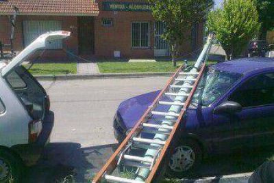 Cay� una columna de luz sobre un auto: operario herido