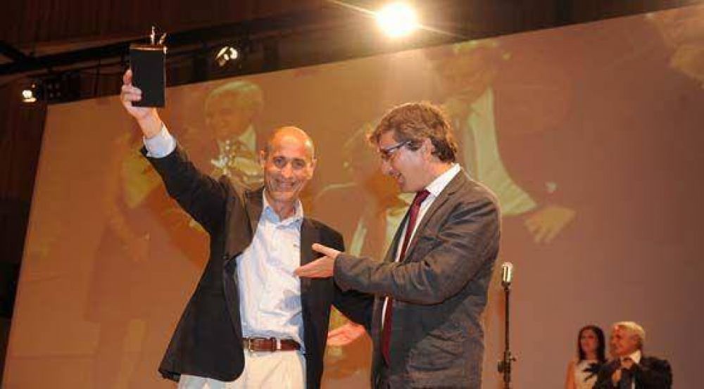 Fernando Monacelli gan� el Premio Clar�n de Novela