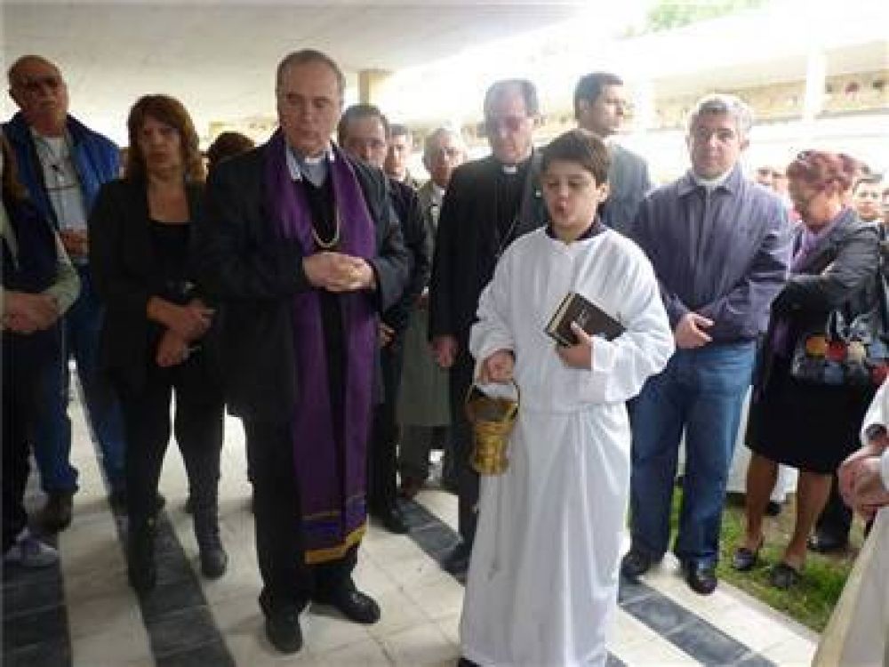 Inhumaron los restos del Padre Palazzolo