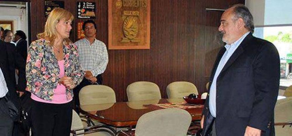 Ricardo gui�a a Nancy Sand y firma convenio por m�s de 2 millones para pavimento 