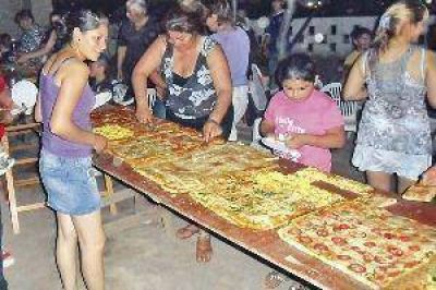 Pobladores de Vinar� se unen para hacer la pizza m�s larga de Santiago