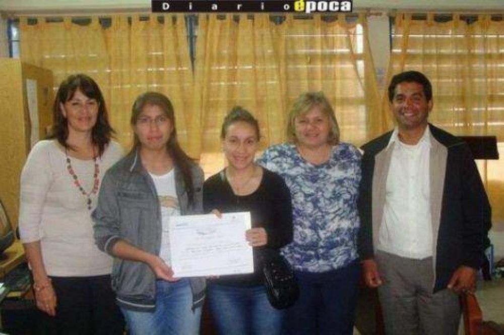 Dos alumnas de la escuela Ferr� distinguidas por alzar los valores de la democracia