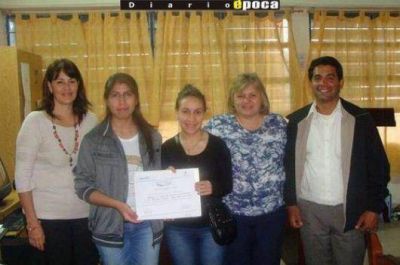 Dos alumnas de la escuela Ferr� distinguidas por alzar los valores de la democracia