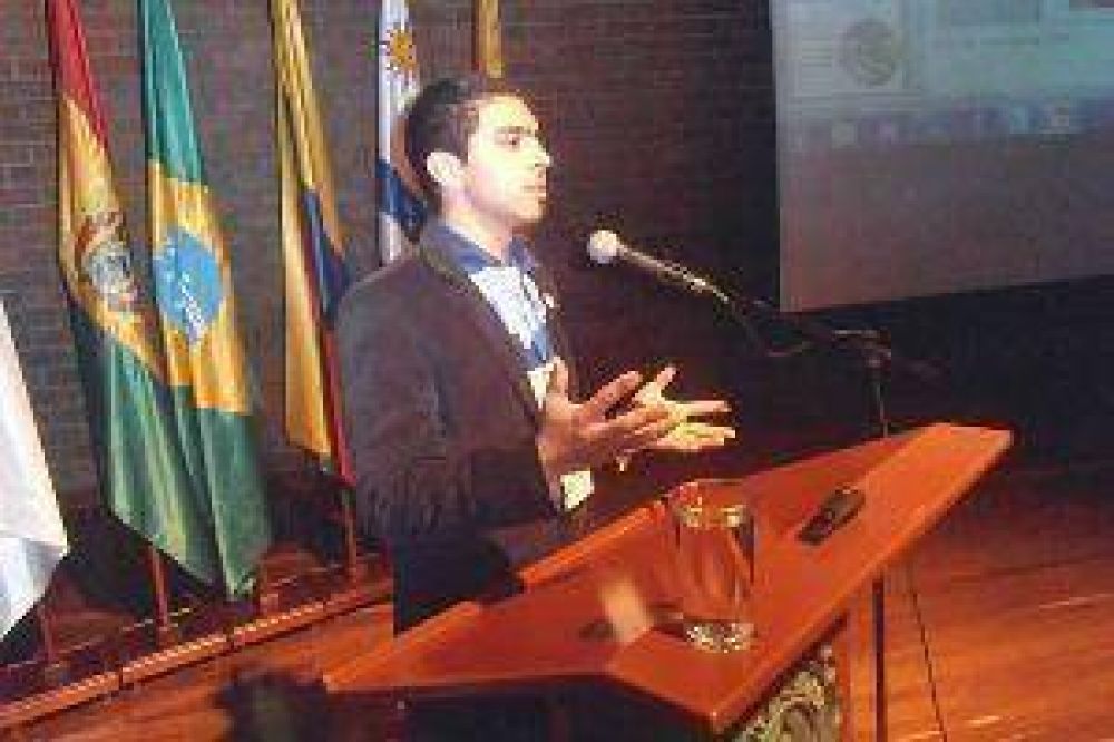 Un bande�o ser� la voz de los j�venes argentinos en un seminario del Mercosur