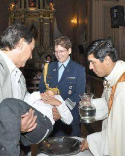 Diez santiague�os, ahijados de Cristina