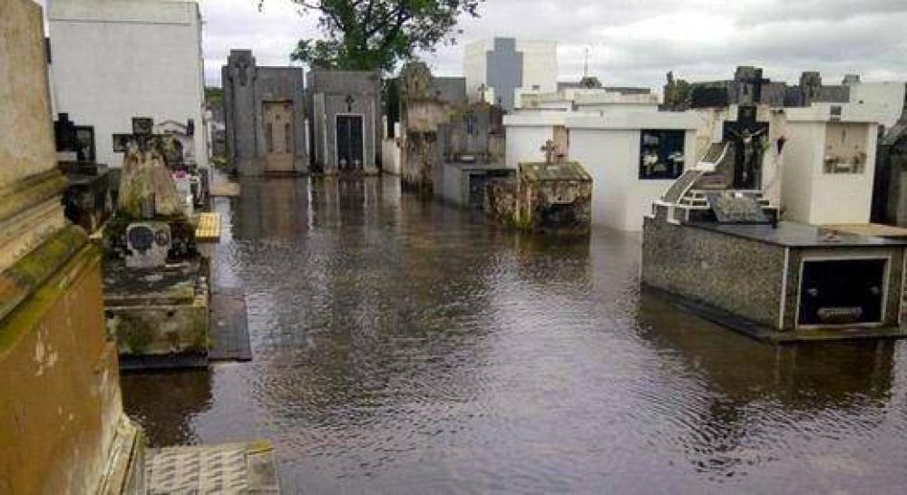 El agua proveniente del campo inund� el cementerio