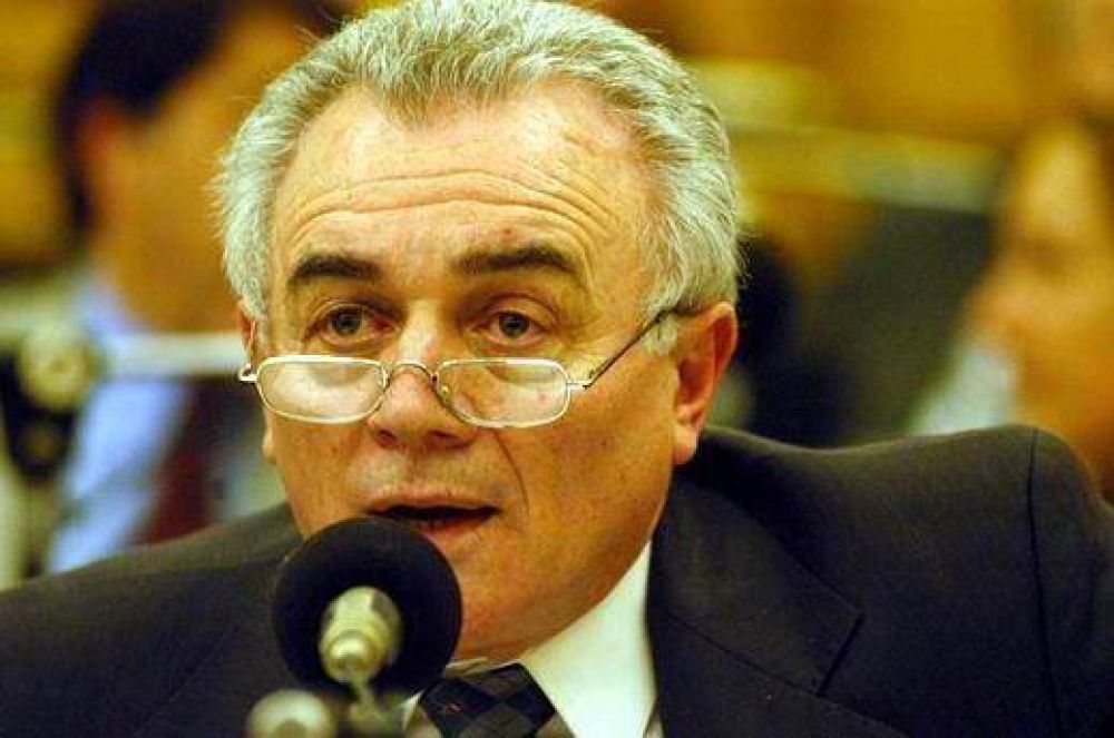 Fonseca propone recortar 15% el gasto superfluo si suben los impuestos