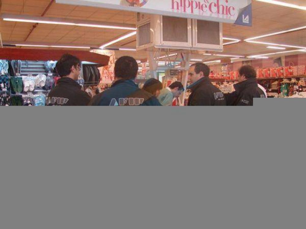 La AFIP incaut� prendas de vestir en un supermercado