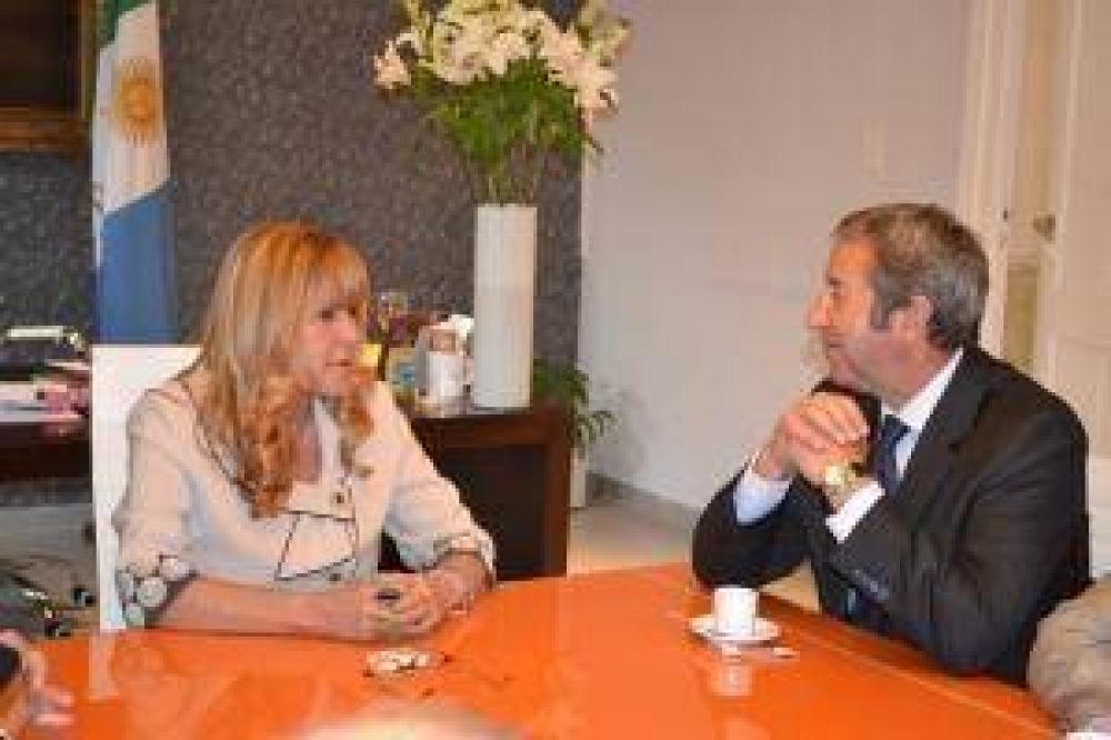 Saludos protocolares del ex vicepresidente Julio Cobos a la intendente Ayala