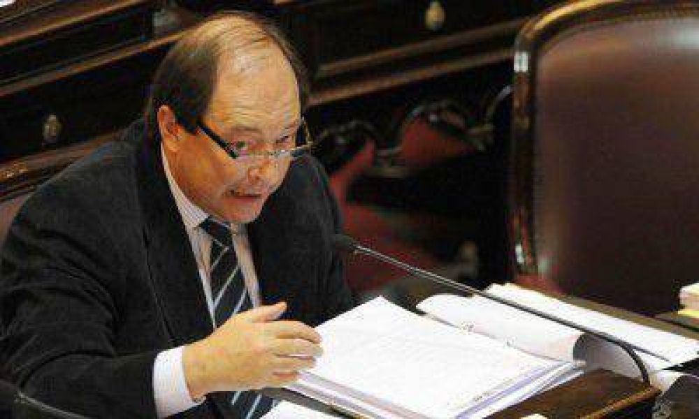 Sanz se despeg� de la pol�mica por la salida de 4 senadores del bloque radical
