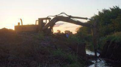 Realizan trabajos sobre el canal de Madariaga para aliviar zonas anegadas 
