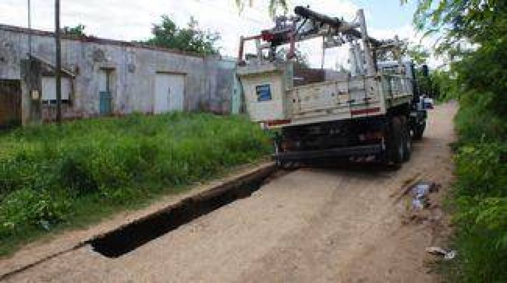 Un cami�n de Ed�n qued� atascado al desmoronarse un entubamiento 