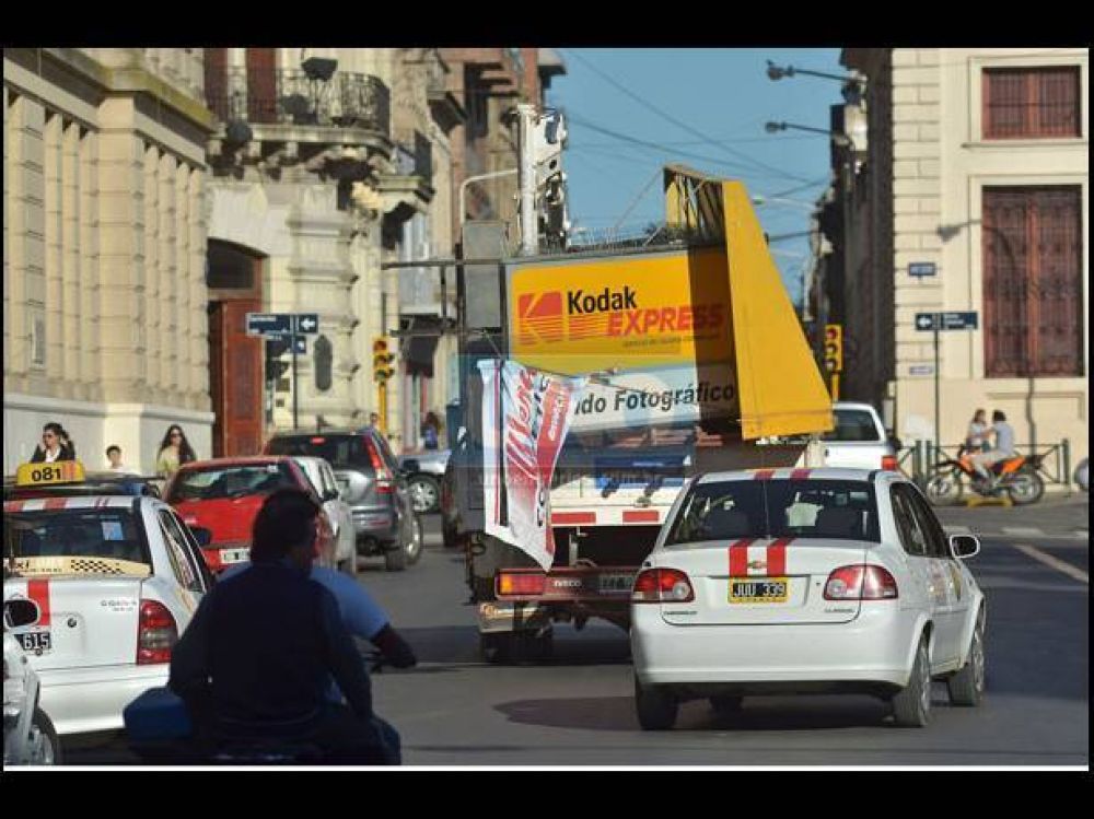 Ya se retiraron 15 carteles "bandera" del microcentro en Paran�