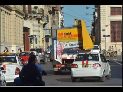 Ya se retiraron 15 carteles "bandera" del microcentro en Paran�