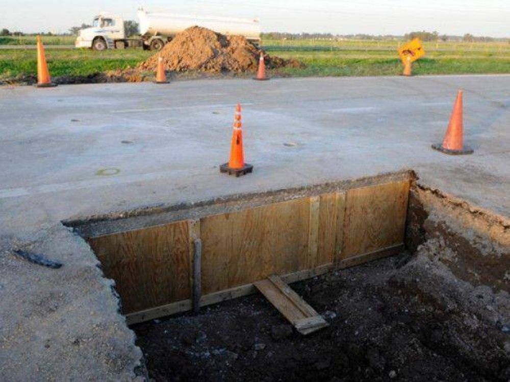 El agua socav� el terrapl�n de la autopista y debi� cortarse una mano