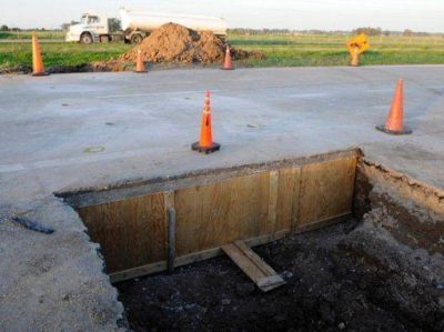 El agua socav� el terrapl�n de la autopista y debi� cortarse una mano