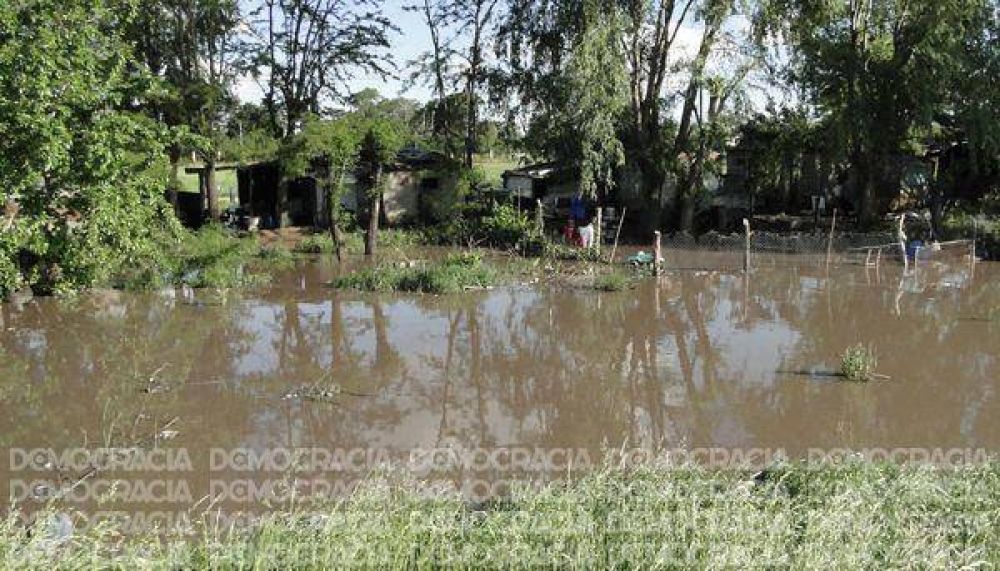 Inundaciones: el barro impide realizar tareas y piden �paciencia� a los vecinos