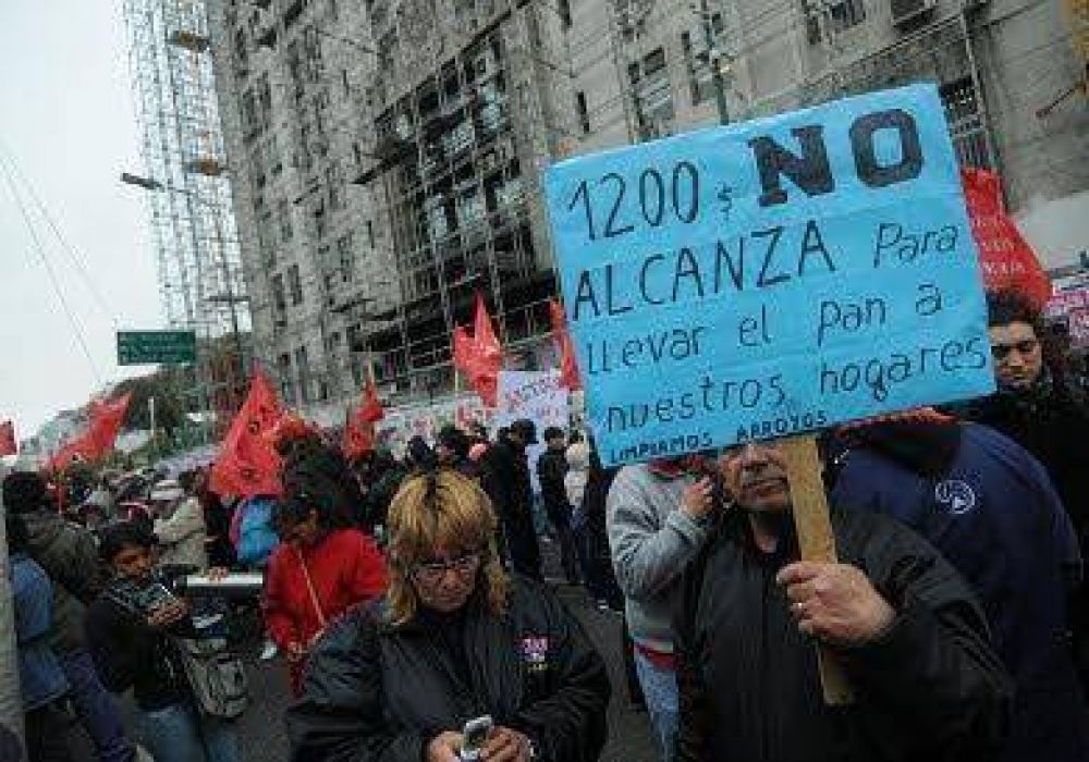 Trabajadores de la Ciudad marchan contra precarizaci�n y despidos